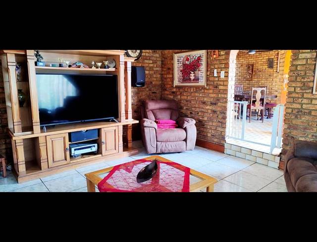 3 BEDROOM HOUSE FOR SALE IN GREENHILLS EXT 3
